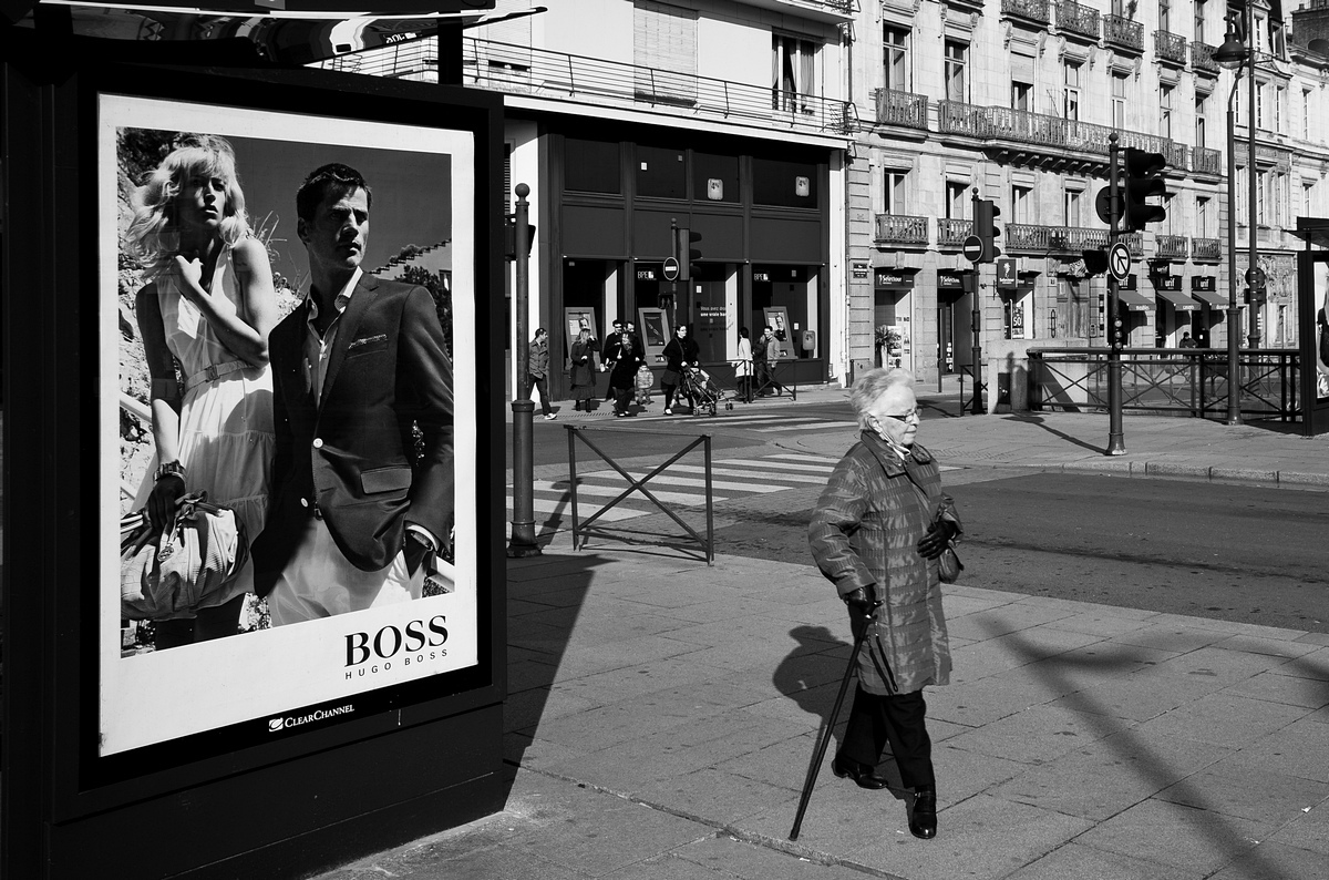 Photographie de rue - Publicité Boss et une passante